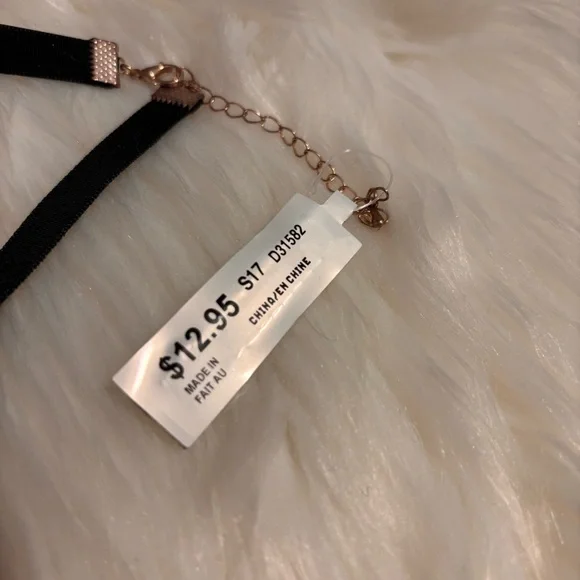 BNWT Le Chateau Elegant Black Choker Necklace with Gold Pendant - Picture 4 of 4